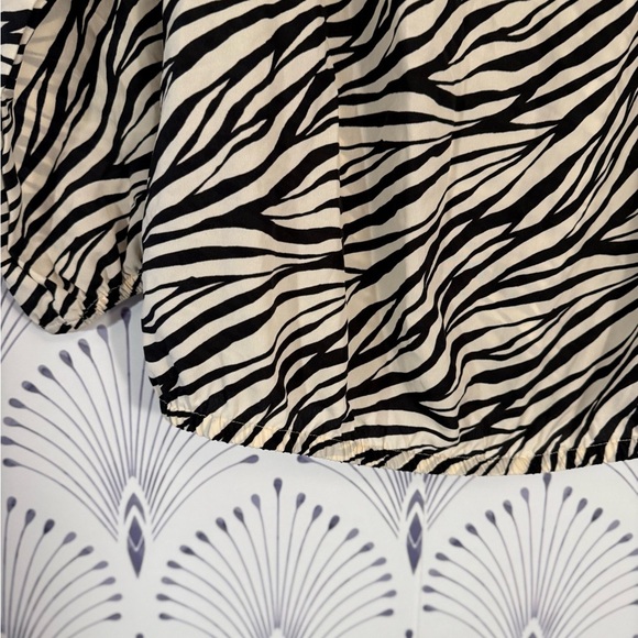 Michael Kors Black and White Ruffled 3/4 Sleeve Blouse Zebra women’s size medium - Picture 5 of 6